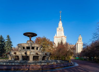 Sparrow Hills 'teki Lomonosov Moskova Devlet Üniversitesi' nde (MSU) çeşme. Rusya 'nın en üst düzey eğitim kurumudur. Rusya 