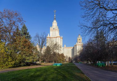 Sparrow Hills 'teki Lomonosov Moskova Devlet Üniversitesi' nde (MSU). Rusya 'nın en üst düzey eğitim kurumudur. Rusya  