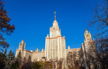 Sparrow Hills 'teki Lomonosov Moskova Devlet Üniversitesi' nin ana binası (yaz günü). Rusya 'nın en üst düzey eğitim kurumudur. Rusya