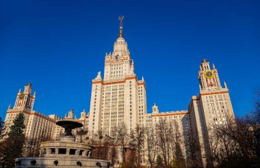 Sparrow Hills 'teki Lomonosov Moskova Devlet Üniversitesi' nin ana binası (yaz günü). Rusya 'nın en üst düzey eğitim kurumudur. Rusya