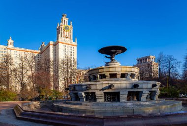 Sparrow Hills 'teki Lomonosov Moskova Devlet Üniversitesi' nde (MSU) çeşme. Rusya 'nın en üst düzey eğitim kurumudur. Rusya 