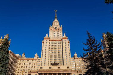 Sparrow Hills 'teki Lomonosov Moskova Devlet Üniversitesi' nin ana binası (yaz günü). Rusya 'nın en üst düzey eğitim kurumudur. Rusya