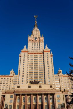 Sparrow Hills 'teki Lomonosov Moskova Devlet Üniversitesi' nin ana binası (yaz günü). Rusya 'nın en üst düzey eğitim kurumudur. Rusya