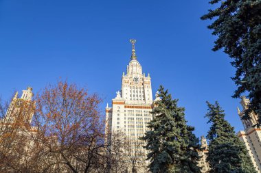 Sparrow Hills 'teki Lomonosov Moskova Devlet Üniversitesi' nin ana binası (yaz günü). Rusya 'nın en üst düzey eğitim kurumudur. Rusya