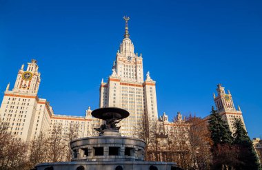Sparrow Hills 'teki Lomonosov Moskova Devlet Üniversitesi' nin ana binası (yaz günü). Rusya 'nın en üst düzey eğitim kurumudur. Rusya