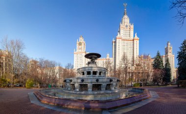 Sparrow Hills 'teki Lomonosov Moskova Devlet Üniversitesi (MSU) arazisinde (yaz günü, panoramik manzara). Rusya 'nın en üst düzey eğitim kurumudur. Rusya