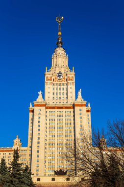 Sparrow Hills 'teki Lomonosov Moskova Devlet Üniversitesi' nin ana binası (yaz günü). Rusya 'nın en üst düzey eğitim kurumudur. Rusya
