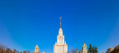 Sparrow Hills 'teki Lomonosov Moskova Devlet Üniversitesi' nin ana binası (panoramik manzara). Rusya 'nın en üst düzey eğitim kurumudur. Rusya 
