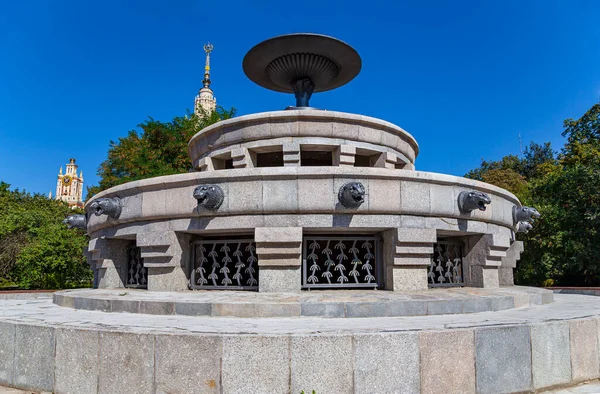 Fontänen Vid Lomonosov Moscow State University Msu Sparrow Hills Sommardag — Stockfoto