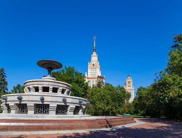 Fountain Lomonosov Moscow State University Msu Sparrow Hills Kesäpäivä Korkea — kuvapankkivalokuva