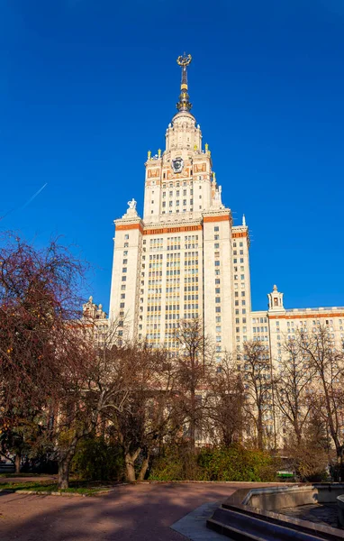 Główny Budynek Uniwersytetu Stanowego Łomonosowa Wzgórzach Wróbla Dzień Letni Jest — Zdjęcie stockowe