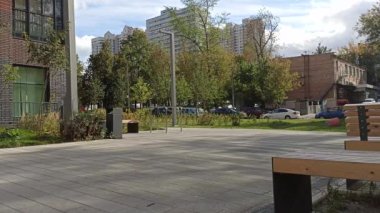 MOSCOW, RUSSIA - SEPTEMBER 14, 2021: Çok katlı binanın arka bahçesi (yenilenmekte olan yeni konut kompleksi), Moskova, Rusya 