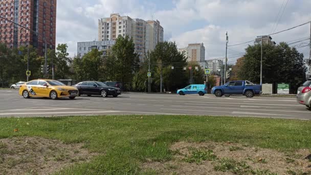 Moskau Russland September 2021 Tagesverkehr Auf Einer Straße Moskau Einem — Stockvideo