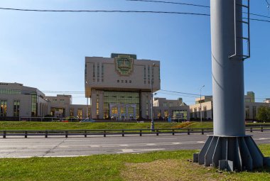 MOSCOW, RUSSIA - 28 AĞUSTOS 2021: Entellektüel merkez Lomonosov Moskova Devlet Üniversitesi 'nde temel kütüphane (Rusça yazılmıştır), yaz günü