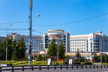 MOSCOW, RUSSIA - 28 AĞUSTOS 2021: Lomonosov Moskova Devlet Üniversitesi entelektüel merkezi (Rusça yazılmıştır), yaz günü.   