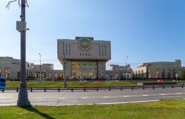 MOSCOW, RUSSIA - 28 AĞUSTOS 2021: Entellektüel merkez Lomonosov Moskova Devlet Üniversitesi 'nde temel kütüphane (Rusça yazılmıştır), yaz günü