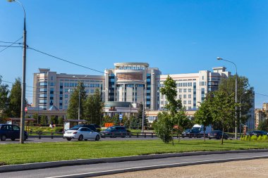 MOSCOW, RUSSIA - 28 AĞUSTOS 2021: Lomonosov Moskova Devlet Üniversitesi entelektüel merkezi (Rusça yazılmıştır), yaz günü.   