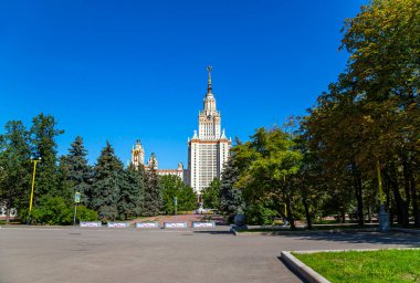 MOSCOW, RUSSIA - 28 AĞUSTOS 2021: Sparrow Hills 'teki Lomonosov Moskova Devlet Üniversitesi' nde (MSU). Rusya 'nın en üst düzey eğitim kurumudur..