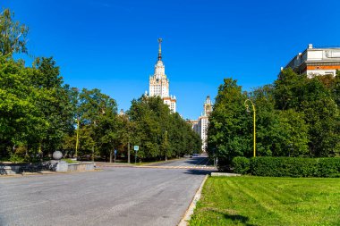MOSCOW, RUSSIA - 28 AĞUSTOS 2021: Sparrow Hills 'teki Lomonosov Moskova Devlet Üniversitesi' nde (MSU). Rusya 'nın en üst düzey eğitim kurumudur.