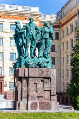 MOSCOW, RUSSIA-AUGust 28, 2021: Sparrow Hills 'teki (yaz günü) Lomonosov Moskova Devlet Üniversitesi Fizik Fakültesi (MSU) yakınlarındaki Öğrenci inşaat ekiplerine adanmış anıt. Rusya 'nın en üst düzey eğitim kurumudur.