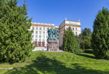 MOSCOW, RUSSIA-AUGust 28, 2021: Sparrow Hills 'teki (yaz günü) Lomonosov Moskova Devlet Üniversitesi Fizik Fakültesi (MSU) yakınlarındaki Öğrenci inşaat ekiplerine adanmış anıt. Rusya 'nın en üst düzey eğitim kurumudur.