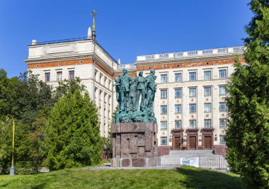 MOSCOW, RUSSIA-AUGust 28, 2021: Sparrow Hills 'teki (yaz günü) Lomonosov Moskova Devlet Üniversitesi Fizik Fakültesi (MSU) yakınlarındaki Öğrenci inşaat ekiplerine adanmış anıt. Rusya 'nın en üst düzey eğitim kurumudur.