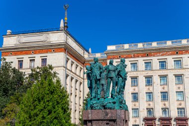 MOSCOW, RUSSIA-AUGust 28, 2021: Sparrow Hills 'teki (yaz günü) Lomonosov Moskova Devlet Üniversitesi Fizik Fakültesi (MSU) yakınlarındaki Öğrenci inşaat ekiplerine adanmış anıt. Rusya 'nın en üst düzey eğitim kurumudur.