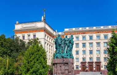 MOSCOW, RUSSIA-AUGust 28, 2021: Sparrow Hills 'teki (yaz günü) Lomonosov Moskova Devlet Üniversitesi Fizik Fakültesi (MSU) yakınlarındaki Öğrenci inşaat ekiplerine adanmış anıt. Rusya 'nın en üst düzey eğitim kurumudur.