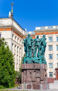 MOSCOW, RUSSIA-AUGust 28, 2021: Sparrow Hills 'teki (yaz günü) Lomonosov Moskova Devlet Üniversitesi Fizik Fakültesi (MSU) yakınlarındaki Öğrenci inşaat ekiplerine adanmış anıt. Rusya 'nın en üst düzey eğitim kurumudur.