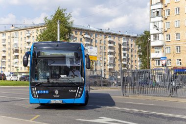 MOSCOW, Rusya- 13 Eylül 2021: yolcu otobüsü güzergahı boyunca gider. 
