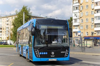 MOSCOW, Rusya- 13 Eylül 2021: yolcu otobüsü güzergahı boyunca gider. 