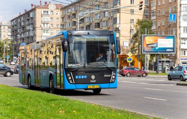MOSCOW, Rusya- 13 Eylül 2021: yolcu otobüsü güzergahı boyunca gider. 