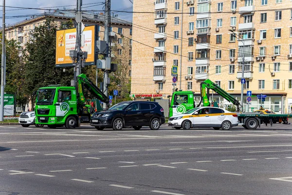 Москва Россия Сентября 2021 Эвакуатор Городской Улице Дороге Город — стоковое фото