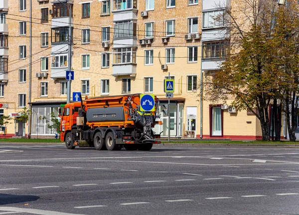 Moskau Russland September 2021 Kehrmaschine Der Stadt Unterwegs Straßenkehrmaschine Kommunale — Stockfoto