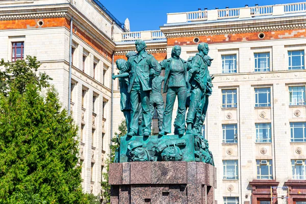 Moscow Ryssland August 2021 Monument Tillägnat Studenter Byggteam Nära Fysik Stockbild