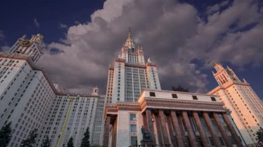 Sparrow Hills 'teki Lomonosov Moskova Devlet Üniversitesi' nin ana binası. Rusya 'nın en üst düzey eğitim kurumudur. Rusya