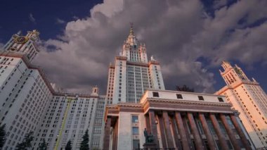 Sparrow Hills 'teki Lomonosov Moskova Devlet Üniversitesi' nin ana binası. Rusya 'nın en üst düzey eğitim kurumudur. Rusya