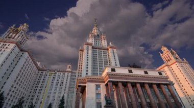 Sparrow Hills 'teki Lomonosov Moskova Devlet Üniversitesi' nin ana binası. Rusya 'nın en üst düzey eğitim kurumudur. Rusya