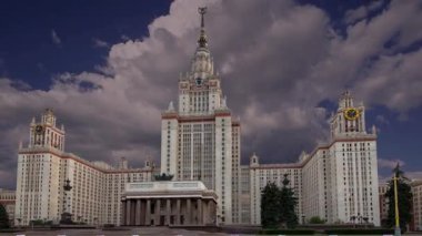 Sparrow Hills 'teki Lomonosov Moskova Devlet Üniversitesi' nin ana binası. Rusya 'nın en üst düzey eğitim kurumudur. Rusya