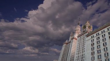 Sparrow Hills 'teki Lomonosov Moskova Devlet Üniversitesi' nin ana binası. Rusya 'nın en üst düzey eğitim kurumudur. Rusya