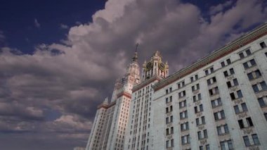 Sparrow Hills 'teki Lomonosov Moskova Devlet Üniversitesi' nin ana binası. Rusya 'nın en üst düzey eğitim kurumudur. Rusya