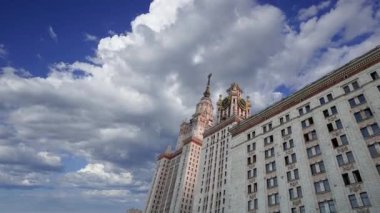 Sparrow Hills 'teki Lomonosov Moskova Devlet Üniversitesi' nin ana binası. Rusya 'nın en üst düzey eğitim kurumudur. Rusya