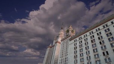 Sparrow Hills 'teki Lomonosov Moskova Devlet Üniversitesi' nin ana binası. Rusya 'nın en üst düzey eğitim kurumudur. Rusya