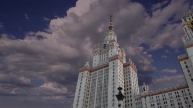 Sparrow Hills 'teki Lomonosov Moskova Devlet Üniversitesi' nin ana binası. Rusya 'nın en üst düzey eğitim kurumudur. Rusya