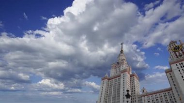 Sparrow Hills 'teki Lomonosov Moskova Devlet Üniversitesi' nin ana binası. Rusya 'nın en üst düzey eğitim kurumudur. Rusya