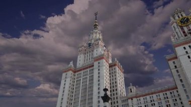 Sparrow Hills 'teki Lomonosov Moskova Devlet Üniversitesi' nin ana binası. Rusya 'nın en üst düzey eğitim kurumudur. Rusya