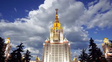 Sparrow Hills 'teki Lomonosov Moskova Devlet Üniversitesi' nin ana binası. Rusya 'nın en üst düzey eğitim kurumudur. Rusya