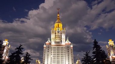 Sparrow Hills 'teki Lomonosov Moskova Devlet Üniversitesi' nin ana binası. Rusya 'nın en üst düzey eğitim kurumudur. Rusya