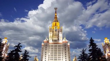 Sparrow Hills 'teki Lomonosov Moskova Devlet Üniversitesi' nin ana binası. Rusya 'nın en üst düzey eğitim kurumudur. Rusya