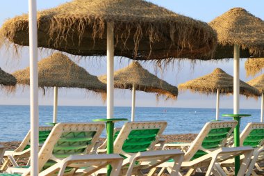 plaj şezlong ve plaj şemsiyesi yalnız kumlu Plajı'nda. Costa del sol (Sun coast), Endülüs, İspanya malaga
